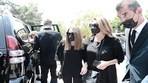 Η άντζελα γκερέκου αποχαιρετά τον τόλη βοσκόπουλο με… ένα τρυφερό χάδι. Edth44wvnqgjim