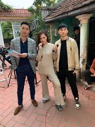 Cô bạn gái lấy nhẫn đính hôn ra khích tướng long, nhưng anh chàng không mảy may xúc động, còn hỏi cô thích quà cưới gì. ChÆ°a Len Song HÆ°Æ¡ng Vá»‹ Tinh Than Ä'a Gay Sá»'t Vá»›i Dan Diá»…n Vien Cháº¥t NhÆ° NÆ°á»›c Cáº¥t