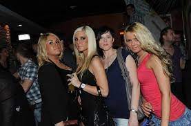 Enter into this years festival season with the best spring break at zrce beach / novalja and party with people from all around the world! Spring Break Party Im Rottweiler Fame Sexy Roller Girls Wild Shower Dance Huftschwung Wettbewerb Eine Originale Beach Bar Und Ein Zuchtiger Wet T Shirt Contest Schwarzwalder Bote