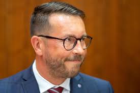 Na jachty chodil s vplyvnými ľuďmi, Fica pri kauzách bránil. Kto je nádejný  minister spravodlivosti Susko — Denník N