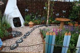 jeux d enfants dans le jardin creez un espace adapte child friendly garden backyard for kids gardening for kids
