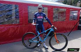 Mathieu pikt het snel op. Van Der Poel S Canyon Lux Cf For 2021