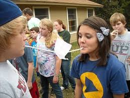 Ideas para decorar fiestas infantiles. Popcorn Relay Game The Girls Put Cups Of Popcorn On Their Feet Positioned With The Elastic Bands The Girl With The Most Team Games Youth Games Party Games
