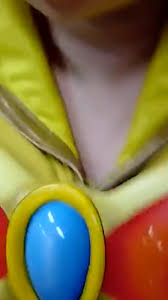 キュアレモネードの首元にズーム 着ぐるみ プリキュア きぐるみ