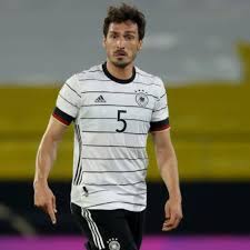 Mats hummels is devastated after his own goal divided the sides on 20 minutes credit: Germany 7 1 Latvia Mats Hummels Produces Exquisite Pass For Serge Gnabry S Goal Givemesport