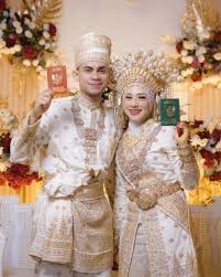 Disertakan dalam (hantaran berian) yang terdiri daripada baju cara melayu dan songkok dikembalikan semasa upacara 'akad nikah'. Baju Adat 34 Propinsi Hub Hp Wa 081297046330 Sewa Baju Adat Riau Sewa Baju Riau Sewa Pelaminan Riau Di Jakarta Sewa Baju Riau Di Jakarta Sewa Baju Riau Anak Sewa Baju