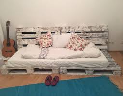 Schlafsofa Aus Paletten Selber Bauen Diy Sofa Schlafsofa Bett Paletten Palettenbett Schlafzimmer Einrichtun Couch Selber Bauen Zimmer Deko Ideen Dekor