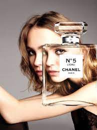 Besides the perfect looks, i really like the way they decorated the grand palais in paris. Lilly Rose Depp Devoile La Prochaine Campagne Print Pour Chanel N 5 L Eau Esprit De Gabrielle