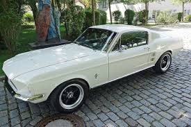 Der galoppierende mustang als chromblitzendes emblem mitten auf dem kühlergrill ist das markenzeichen eines amerikanischen sportwagens, der seit seinem. Ford Mustang Fastback 67er Mustang Mit Uber 500 Ps Zu Verkaufen Autobild De