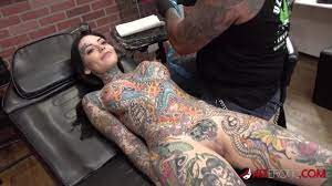 Tiger Lilly gets a forehead tattoo while naked - RedTube