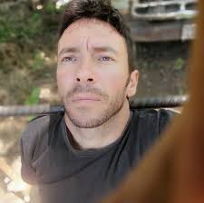 Quien me puede decir que está pasando aquí ? Tengo una gallina que suelta  los huevos así , sin cáscara ya es la segunda vez. Que puede ser ???