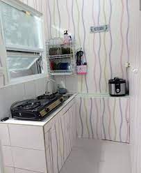 Rak piring sederhana yang dipasang tepat diatas wastafel ini tidak hanya praktis tetapi juga fungsional. 10 Inspirasi Desain Dapur Rumah Sederhana Yang Cantik