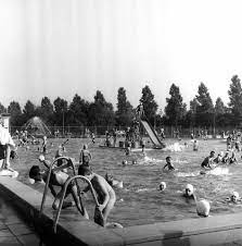 1966 afbeelding van de nazomerdrukte in het buitenbad van het zwembad den hommel kennedylaan 5 te utrecht utrecht nederland stad