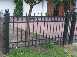 Wir Beschaftigen Uns Mit Herstellung Und Montage Von Schmiedezaunen Alle Zaune Werden Dabei Nach Mass Und Auf Ind Zaun Balkon Gelander Design Gartenzaun Metall