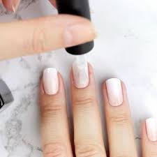 Neben dieser grundbedeutung kann mit nagel aber auch ein hölzerner oder metallener stift zum festhalten von brettern oder ähnlichen… … das wörterbuch der idiome. Selbstklebende Nagelfolien Miss Sophie