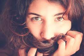 Agregar reflejos o tonos bajos rojos es una bella manera de iluminar el cabello castaño oscuro. Hd Wallpaper Eyes Curls Woman Face Female Brown Hair Spanish Girl Wallpaper Flare