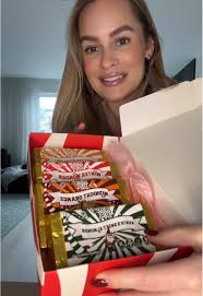 Julchoklad från @vegandelights.sweden 🍫🎄🤤 tack gulliga ni!!  #vegandelights #dubaichoklad #chocolatebars #testar #mukbang  #mukbangeatingshow #foryou #foryoupage #fyp #fördig
