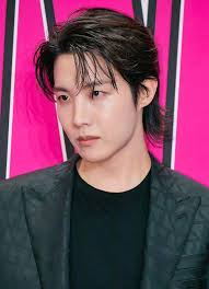 جيهوب : جميع من ولدوا بعد سنه 2000 هم جميعاً أطفاله 😢⁦♥️⁩ الحمدلله انا قبل  2000 يعني في امل اكون ام امل 😎