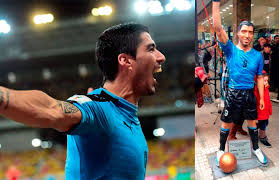 Homenajean a Luis Suárez con una estatua en tamaño real | CONMEBOL