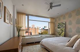 تصميم غرفة نوم مع نوافذ 70 صورة الداخلية مع اثنين من نوافذ بانورامية كبيرة أو غير مستوية