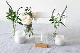 Satinbändern verleihen der dekoration einen glamourösen touch. Diy Deko Ideen Zur Hochzeit Mit Ikea Sitzordnung Tisch Nummern Briefe Box Dreieckchen