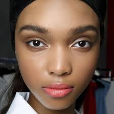 Avoir une peau hydratée naturellement en hiver semble compliqué. Comment Bien Hydrater Sa Peau Noire