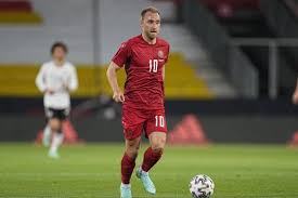 Denmark midfielder christian eriksen collapsed while playing and was given cpr by medics during his side's euro 2020 soccer match with finland on saturday, and the game has been suspended. W Mlurmyfhyanm