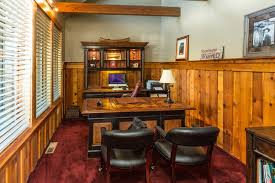 Fluent brings the fundamentals of principled design, innovation in technology, and customer needs it's a collective approach to creating simplicity and coherence through a shared, open design system. Brasada Ranch Home Design Single Story With Media Room Over Garage Rustikal Arbeitszimmer Sonstige Von Western Design International