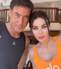 Defne samyeli… sunucu, haber anchor'ı, gazeteci, yazar, oyuncu ve şarkıcı… çocukluğundan beri bir çok ilgi alanı olan samyeli'nin ekran hayatı 1979'da trt çocuk korosu konserleri ve televizyon. 6jbvafnmikgsm