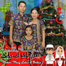 Cara Membuat Bingkai Foto Profil Facebook Ucapan Hari Raya Idul Fitri Yang Unik Mastimon Com Di mana pun tempatnya, tetap bisa merasakan atmosfer natal meskipun pohonnya terbuat dari ban bekas dan kaleng minuman.