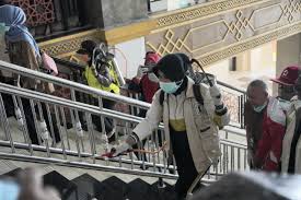 Gotong royong ialah budaya bangsa indonesia yang dilaksanakan oleh seluruh warga. Bupati Gotong Royong Semprotkan Disinfektan Di Masjid Pemerintah Provinsi Jawa Tengah