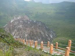 Gunung kelud, adalah sebuah gunung berapi yang masih aktif dan terletak terletak di kabupaten kediri, tepatnya di perbatasan kabupaten kediri dan blitar, . Tangga Gunung Kelud Zahidayat2007 Flickr