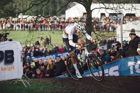 L'événement a attiré quelque 270 cyclistes, et plus de 20 000 fans. Cyclo Cross Du Huis Clos Pour Les Championnats Du Monde 2021