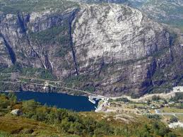 Der verkehrsweg beschreibt dabei im innern des berges eine kehre (eisenbahn, straße) oder eine kreiskehrschleife. Mandal Sandnes Lysebotn Motorrad Kultur Reisen