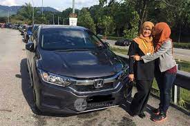 Tetapi jika anda rasakan gegaran ketika memandu, terutama dalam kelajuan rendah, anda sepatutnya bertanya kepada mekanik supaya memeriksa kondisi tayar kerana itu mungkin tayar shifted belt atau dalam istilah tempatan dipanggil, tayar bengkak. Berjaya Miliki 3 Rumah Di Usia Muda Sekarang Hadiahkan Kereta Pula Untuk Ibu Majalah Labur