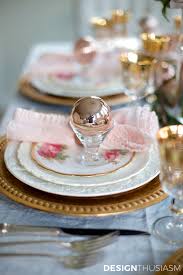 For more information see my disclosure, here.) to spruce up your table decor for christmas, try using mini wreaths as napkin rings. Elegant Holiday Table Setting With Gold And Pink Christmas Decorations