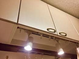 キッチン照明にスポットライトを付けました ダクトレールとスポットライトを購入して自作します 元々は蛍光灯があったので電気配線が来ており 配線の繋ぎ直しをしています キッチン照明にスポットライトを自作 ダクトレール取り付けをdiy choco キッチン照明