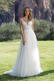 In unserem kölner atelier entwerfen und schneidern wir seit 2005 gemeinsam mit unserem team brautkleider und brautaccessoires für den großen tag. Fliessendes Boho Brautkleid Aus Softtull Sweetheart 1142