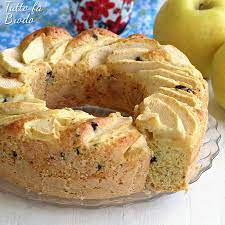 E' infatti una torta soffice e super deliziosa preparata con ingredienti genuini e davvero buoni che si fondono e si confondono in maniera armoniosa, cedendo il passo al benessere ma lasciando spazio al gusto. Ciambella Alle Mele E Gocce Di Cioccolato Tutto Fa Brodo In Cucina