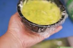Does sour cream keep guacamole from turning brown?