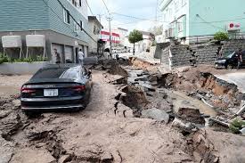 Secousse qui ébranle violemment la terre. Seisme Au Japon Au Moins 18 Morts Apres D Enormes Glissements De Terrain