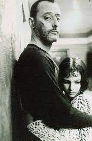 Un tueur à gages répondant au nom de léon prend sous son aile mathilda, une petite fille de douze ans, seule. Film Leon Jean Reno Natalie Portman Luc Besson Cinema Jean Reno Jean Reno Natalie Portman Leon The Professional