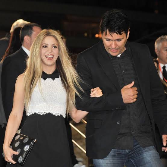 La conexión inquebrantable entre Shakira y su hermano Tonino, celebrando juntos otro triunfo monumental., do AI tạo