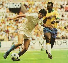 Brazil 4 Czechoslovakia 1 In 1970 In Guadalajara Karol Dobias Tries To Escape Pele In Group 3 National Football Teams Brazil Football Team Good Soccer Players
