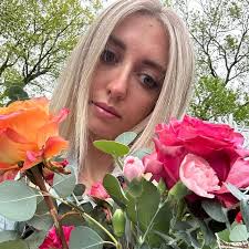 I need to know what Gym Shark did to the fitness girlies. They went from  only wearing Gym Shark in their videos for years, to quickly separating  themselves from the brand completely