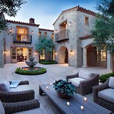 Villa De Style Nord De L Italie Entouree D Une Oasis Du Desert Invitante En 2020 Maison D Architecture Maison En Pierre Style Architectural