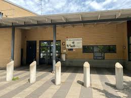 Vi har tillfälligt besöksförbud, det betyder att endast nödvändiga besökare får komma in i skolan efter tempmätning, . Grundskolor