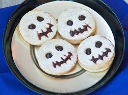 Si continua con i dolcetti di halloween ed ora è la volta dei biscotti alla zucca di halloween, dei simpatici biscottini di pasta frolla. Ricetta Biscotti Fantasma Per Halloween Dolcidee