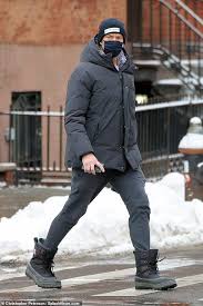 This was hugh jackman's sweet tribute to his wife. Hugh Jackman Braves The Cold New York City Weather In A Winter Coat Readsector