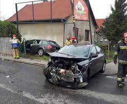 W wypadku zginął pasażer auta. Katowice Wypadek Na Ulicy Morelowej Ranne Dziecko Trafilo Do Szpitala Zderzyly Sie Dwa Samochody Zdjecia Dziennik Zachodni